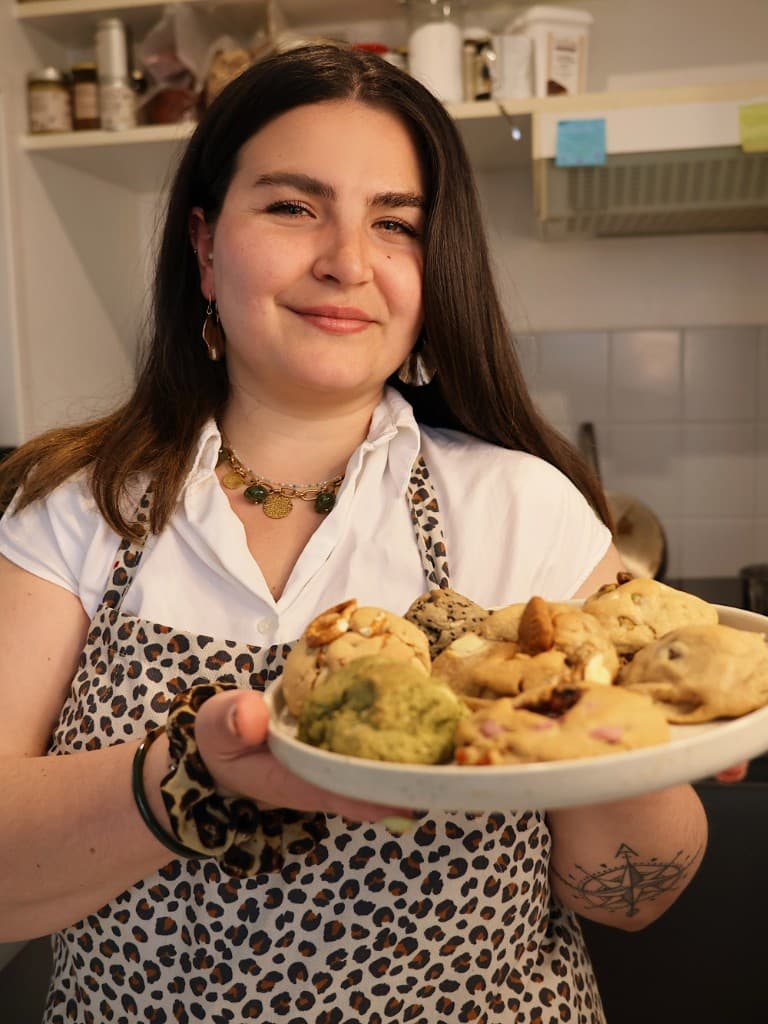 Paola, fondatrice de Cookoeur, avec une assiette de cookies artisanaux